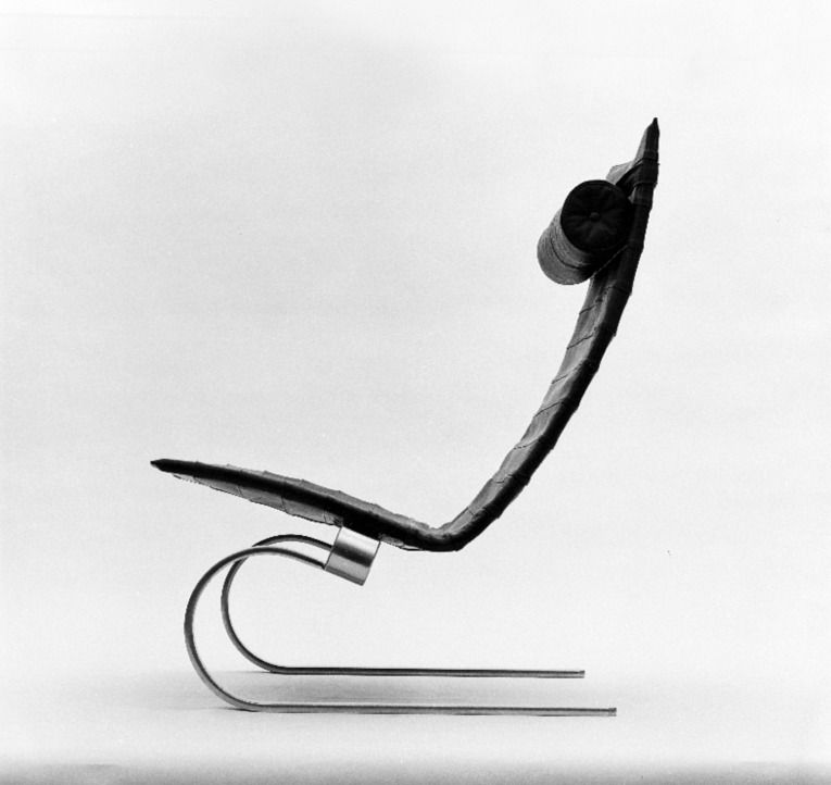 Poul Kjaerholm - Chaise PK20 noire en cuir avec un appuie t&ecirc;te assorti. Les pieds sont chrom&eacute;s en forme de rails de luge.
